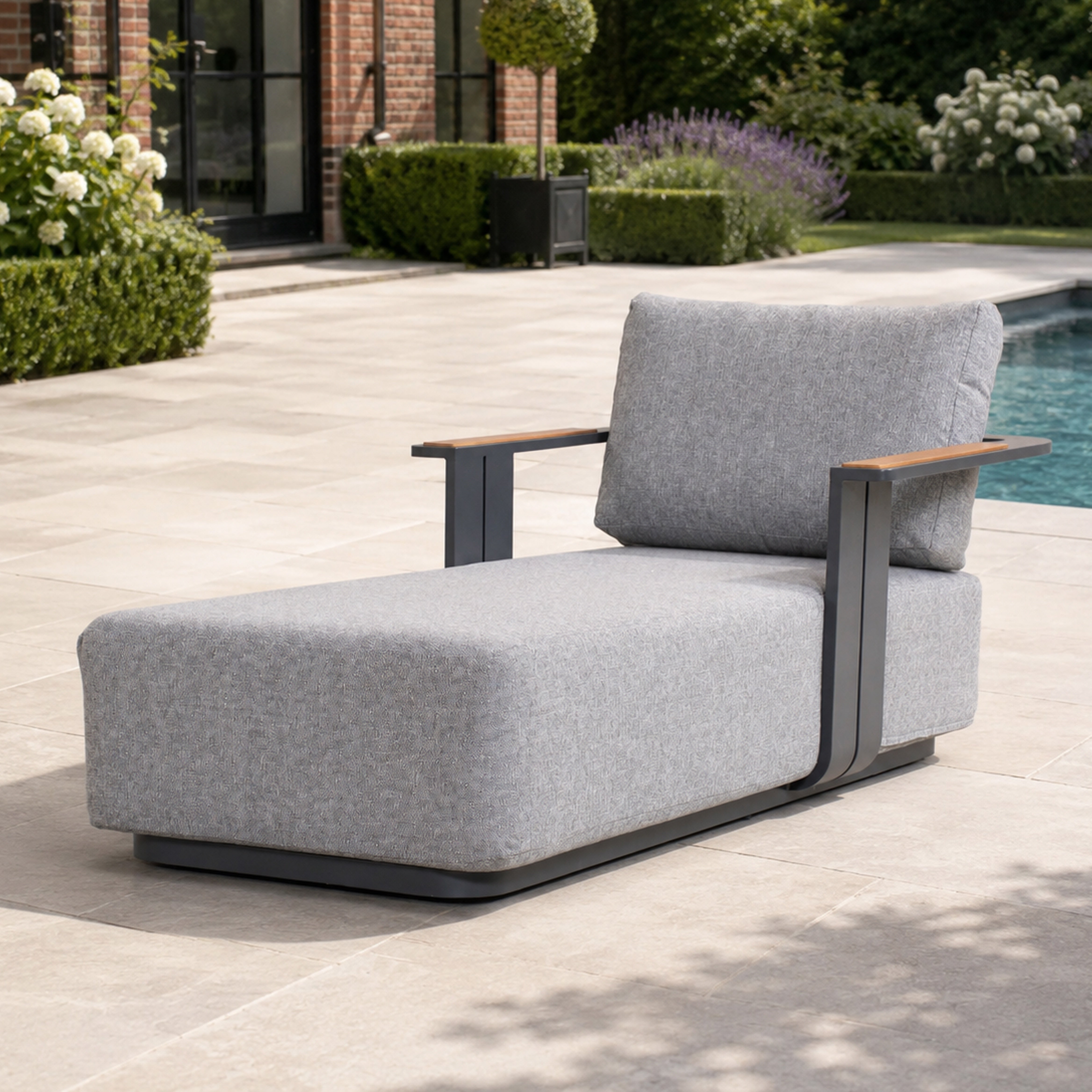 VAREL Outdoor Chaise Lounge – Aluminium Sun Lounger with Fire-Resistant Fabric